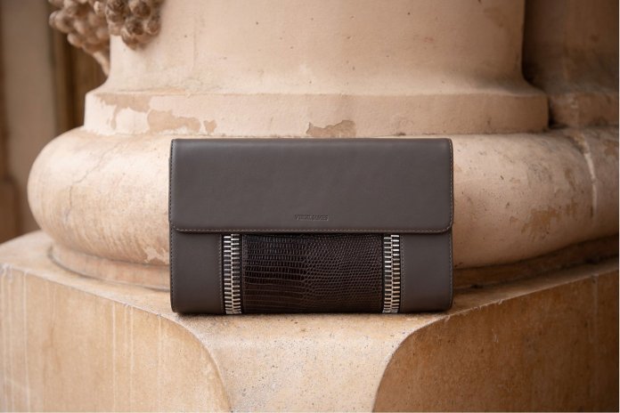 The Santa Fe Collection Brown Lizard Clutch combines exceptional materials and uncompromising craftsmanship.